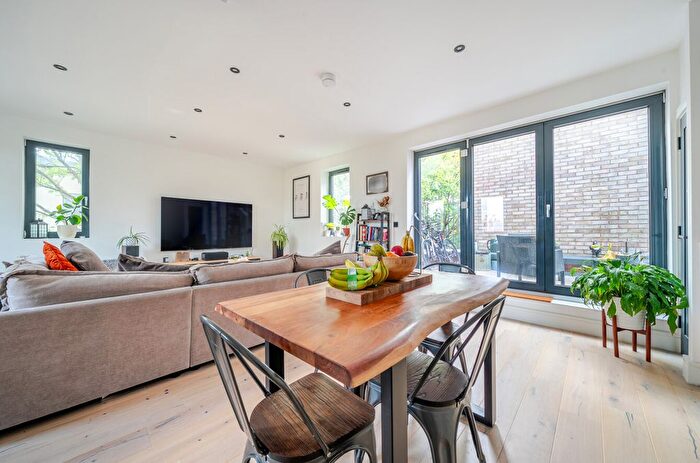 3 Bedroom Maisonette For Sale In Radlett Close, London, E7