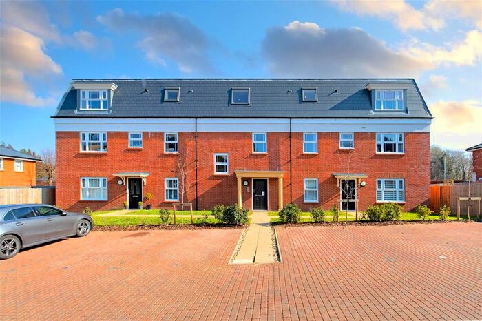 2 Bedroom Flat To Rent In Meadow Avenue, Shenley, Radlett, Hertfordshire, WD7