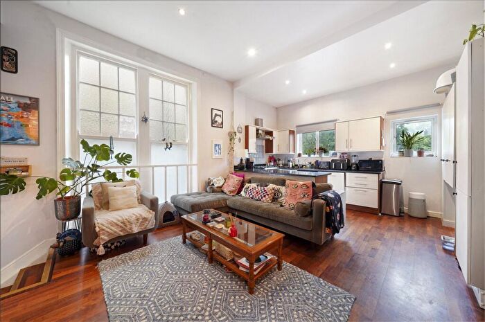3 Bedroom Flat For Sale In Chatsworth Road, Mapesbury, NW2