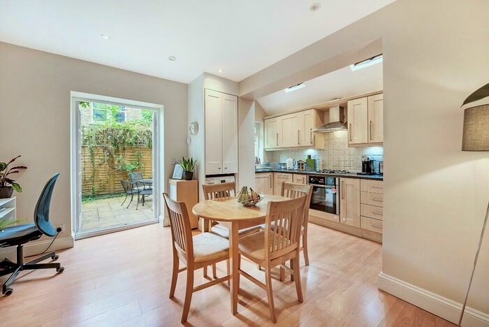 2 Bedroom Flat To Rent In Broomwood Road, London, SW11