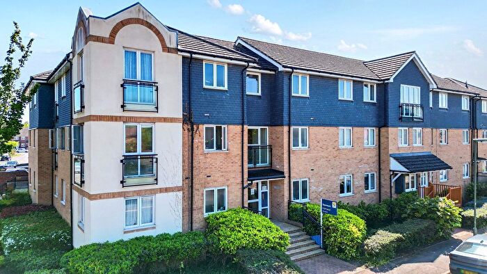 2 Bedroom Flat For Sale In Wapshott Road, Staines, Surrey, TW18