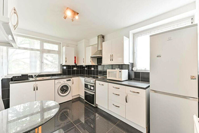 3 Bedroom Flat To Rent In Scrutton Close, Clapham, SW12