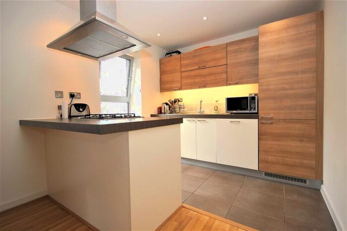 2 Bedroom Flat To Rent In Queen Mary Avenue, London, E18