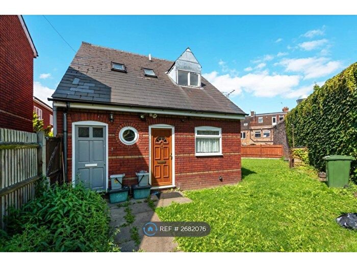 1 Bedroom Flat To Rent In Hamlet Close, London, SE13