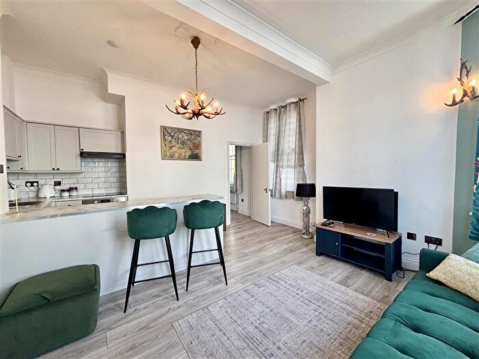 1 Bedroom Flat To Rent In Oxford Passage, GL50