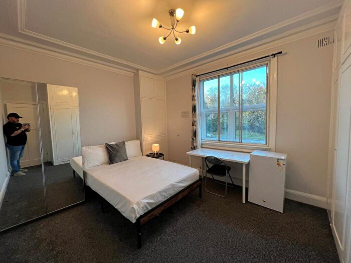 1 Bedroom Flat To Rent In North Circular Road, NW11