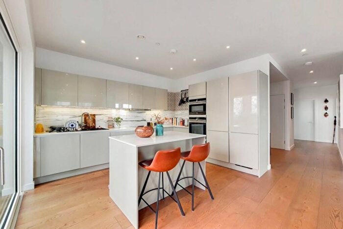 3 Bedroom Flat To Rent In Sayer Street, Elephant And Castle, London, SE17