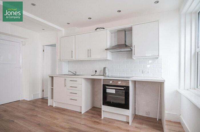 2 Bedroom Flat To Rent In Claydon Court, Marine Parade, Worthing, West Sussex, BN11
