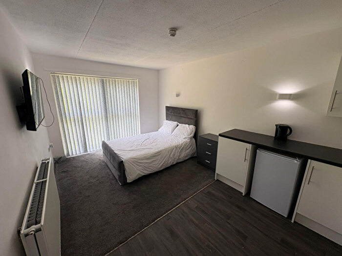 1 Bedroom Flat To Rent In Rochdale Road, Densahw, Oldham, Lancashire, OL3