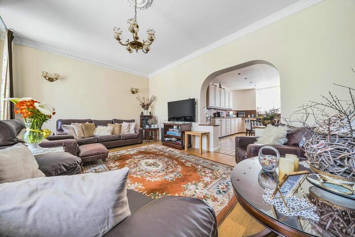 3 Bedroom Apartment To Rent In Camberwell Road, London, SE5