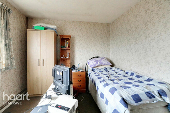 2 Bedroom Detached Bungalow For Sale In School Lane, Luton, LU4