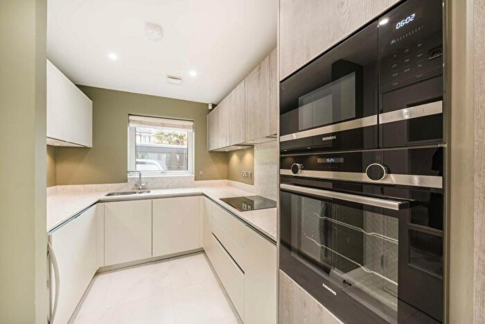 4 Bedroom House To Rent In Eveline Road, Mitcham, CR4