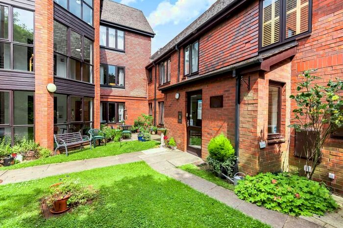 2 Bedroom Flat To Rent In Cowper Road, Berkhamsted, HP4