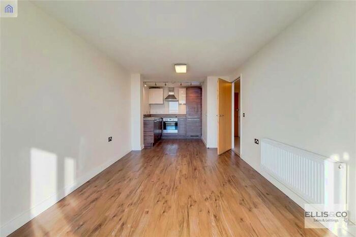 2 Bedroom Flat To Rent In The Green, Southall UB2