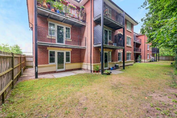 2 Bedroom Apartment To Rent In Newbury, Berkshire, RG14