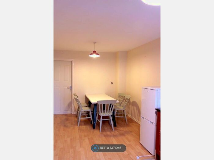 2 Bedroom Semi-Detached House To Rent In London, London, SE18