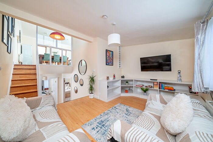 3 Bedroom Flat To Rent In Parkway, London, NW1