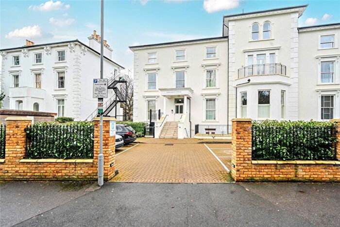 3 Bedroom Flat For Sale In Oak Hill, Surbiton, KT6