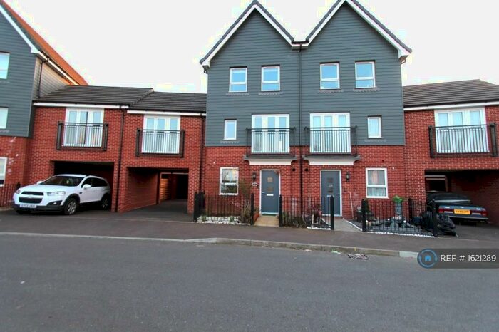 4 Bedroom Semi-Detached House To Rent In Cranmore Circle, Broughton, Milton Keynes, MK10