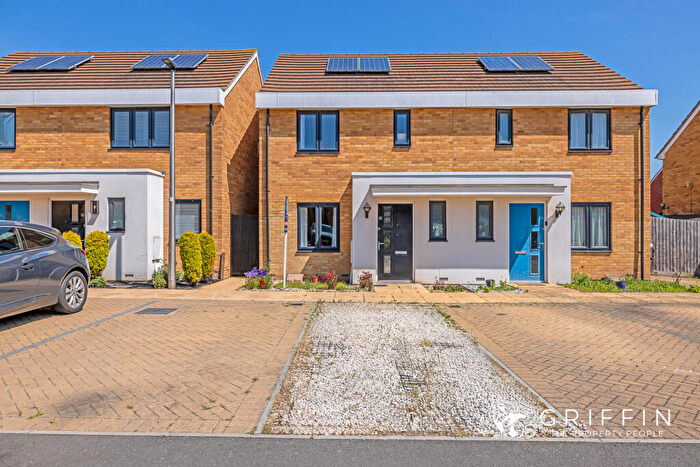 3 Bedroom Semi-Detached House For Sale In Sanderling Close, East Tilbury, Tilbury, RM18