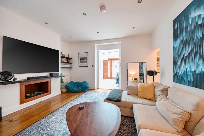 3 Bedroom Flat To Rent In Elgin Avenue, London, W9