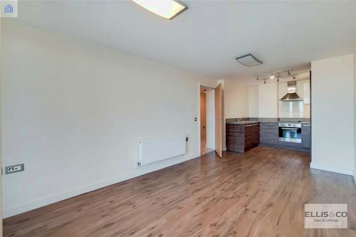 2 Bedroom Flat To Rent In The Green, Southall UB2