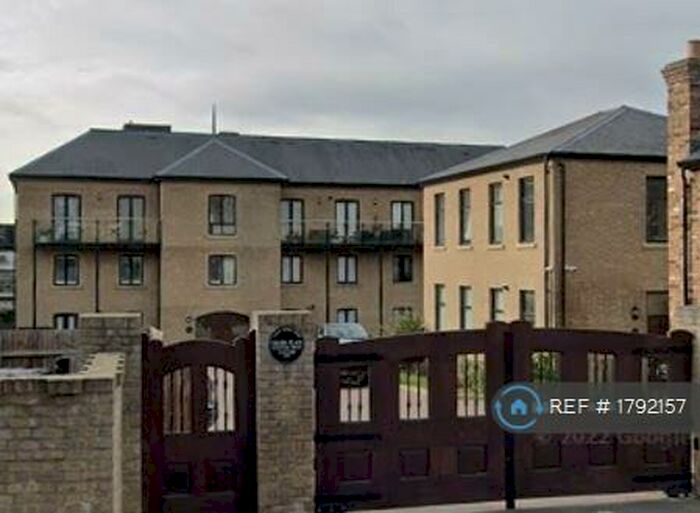 3 Bedroom Flat To Rent In Davis House, London, N13