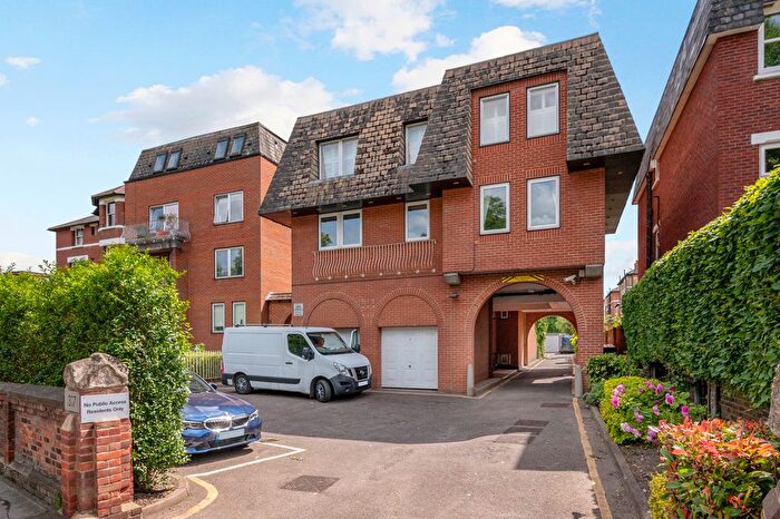 2 Bedroom Flat To Rent In Listergate, Upper Richmond Road, Putney, SW15