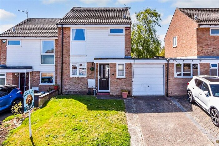 3 Bedroom Link Detached House For Sale In Auden Road, Larkfield, Aylesford, Kent, ME20