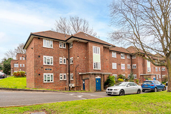 2 Bedroom Apartment For Sale In Lyndale, Childs Hill, NW2