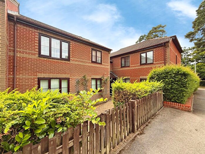 2 Bedroom Apartment For Sale In Copenhagen Walk, Crowthorne, Berkshire, RG45