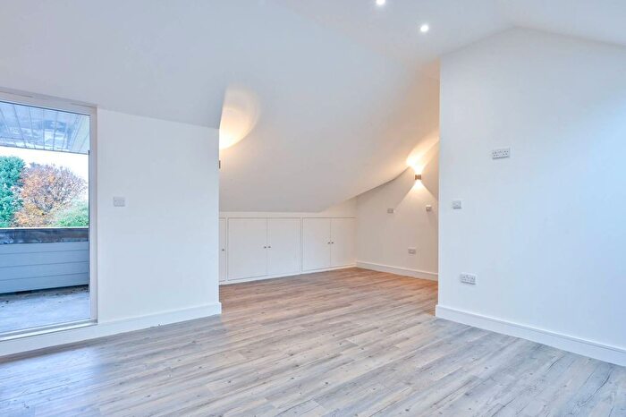 2 Bedroom Flat For Sale In Coronation House, Shere, Gomshall, GU5