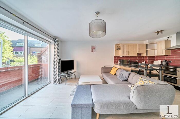 1 Bedroom Flat For Sale In Cumbrian Way, Uxbridge, UB8