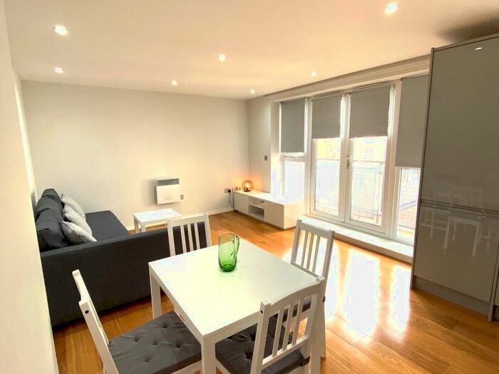 2 Bedroom Flat To Rent In Flat Signal House, Great Suffolk Street, London, SE1