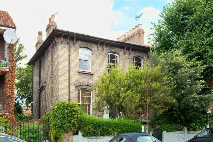 2 Bedroom Flat To Rent In Grosvenor Park Road, Walthamstow, London, E17