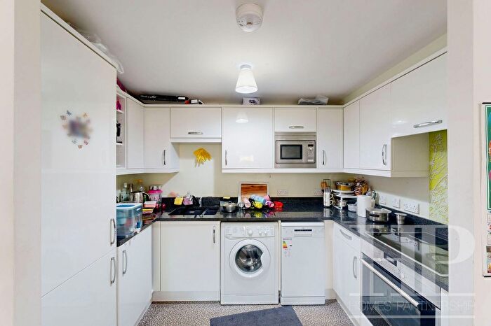 2 Bedroom Flat To Rent In Commonwealth Drive, Crawley, RH10