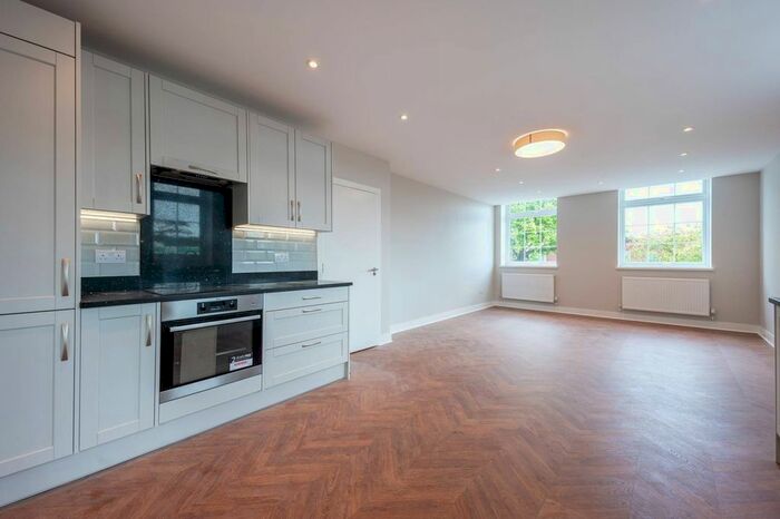 2 Bedroom Flat To Rent In High Street, Shepperton, TW17