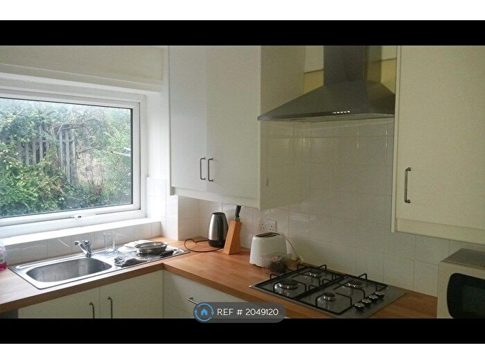 2 Bedroom Flat To Rent In Welton Grove, Leeds, LS6
