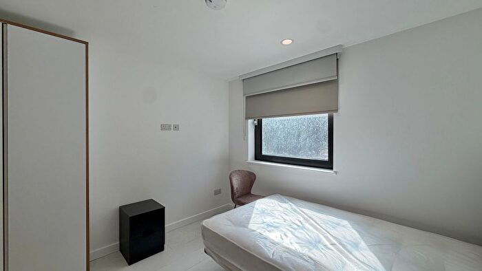 Studio To Rent In Commercial Road, London, E14