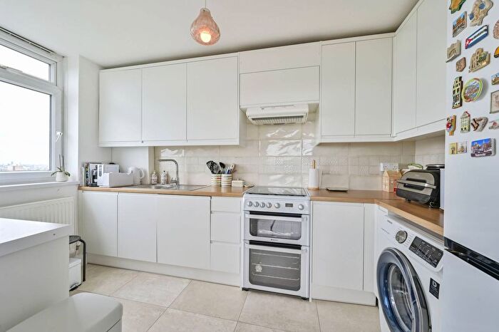 2 Bedroom Flat To Rent In Wimbledon Park Side, Southfields, London, SW19