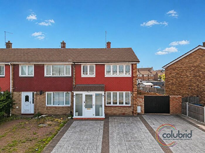 3 Bedroom End Of Terrace House For Sale In Dunlop Road, Tilbury, RM18