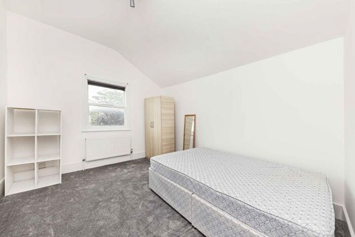 3 Bedroom Flat To Rent In Maldon Road, Acton, W3