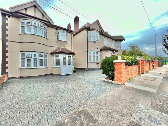 1 Bedroom Flat To Rent In Highcliffe Gardens, Ilford, IG4