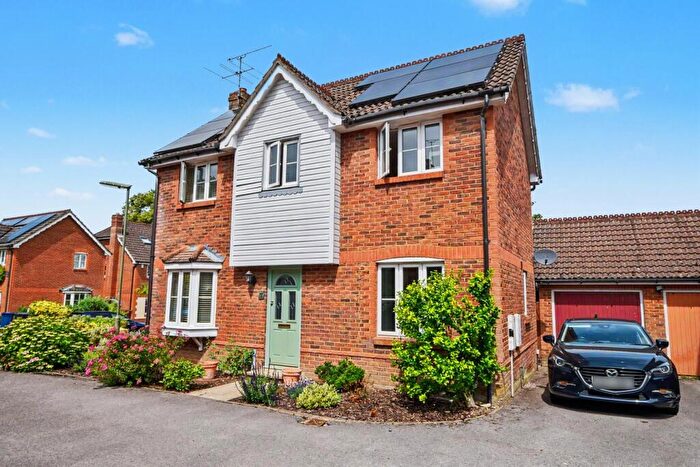 3 Bedroom Detached House For Sale In Lynton Close, Farnham, Surrey, GU9
