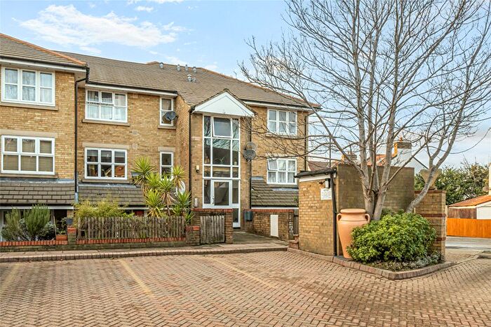 1 Bedroom Flat For Sale In Peregrine Court, London, SW16