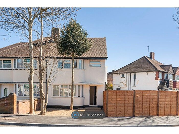 Studio To Rent In Pine Gardens, Ruislip, HA4