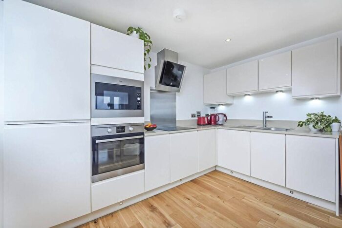 1 Bedroom Flat To Rent In Rainhill Way, Bow, London, E3