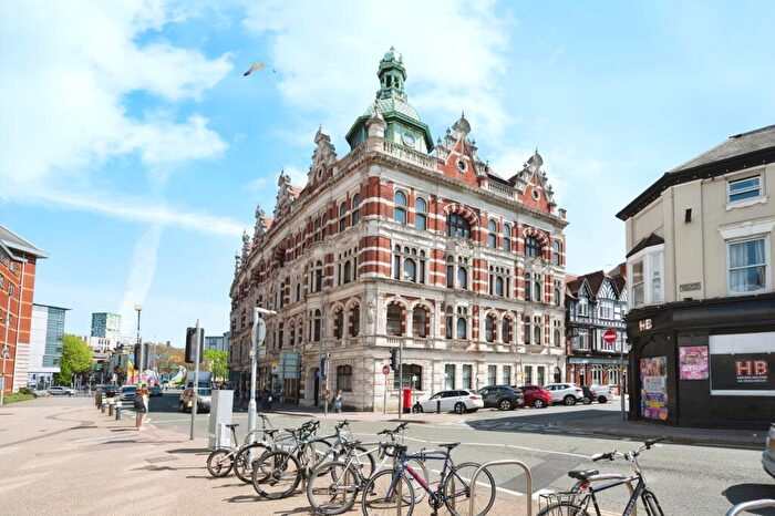 3 Bedroom Flat For Sale In Lord Montgomery Way, Portsmouth, Hampshire, PO1