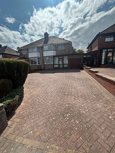 4 Bedroom Semi Detached House To Rent In Flaxley Road, Birmingham, B33