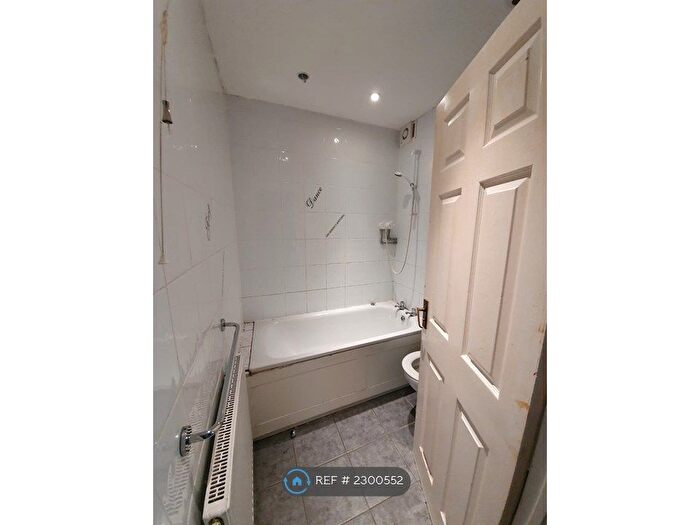 2 Bedroom Flat To Rent In Dudley Court, London, N12